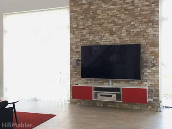 hvidt tv møbel med røde stoflåger